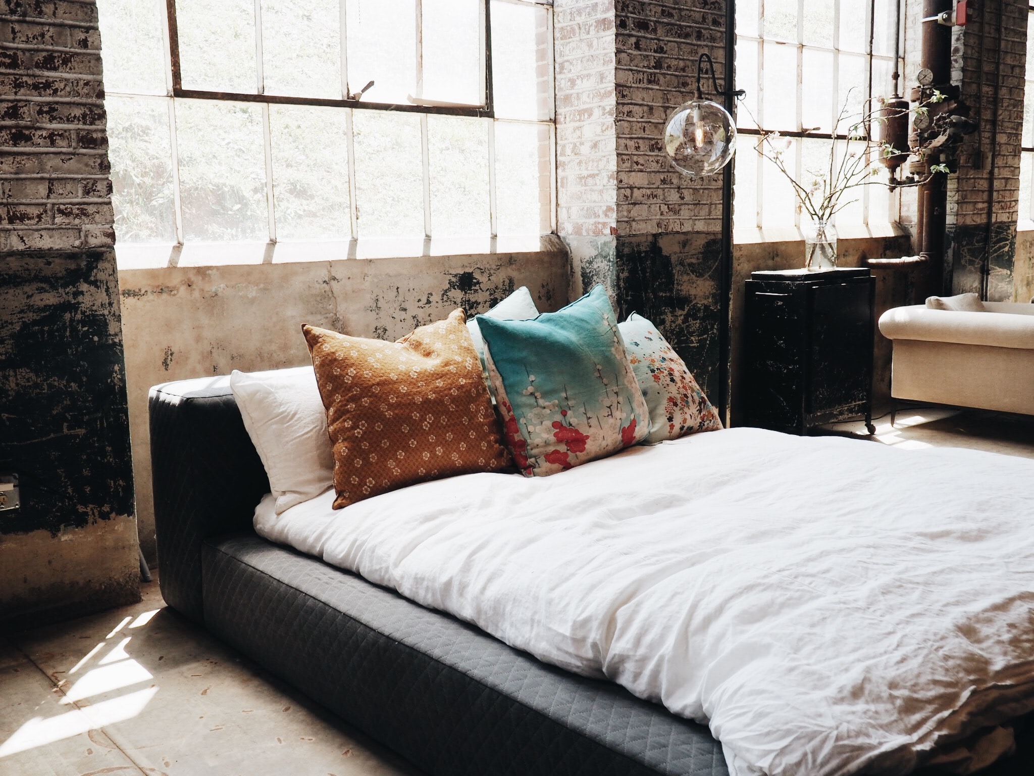 Sypialnia w stylu loftowym – jak urządzić sypialnie loft? Poznaj styl industrialny